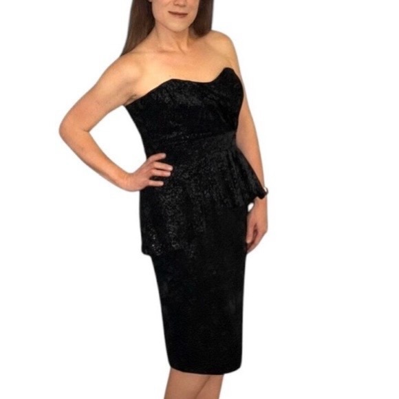 V-Day! 💘 Badgley Mischka Strapless Peplum Velvet Dress - Black - Size 6 - Picture 1 of 14